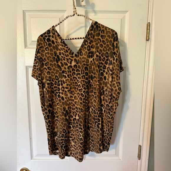 Express double v neck relax fit leopard tee from Express size M - Picture 2 of 4